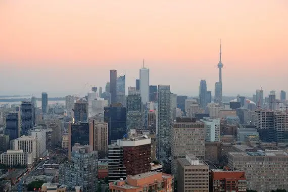 Logements: Ottawa annonce un financement de 471M$ à Toronto