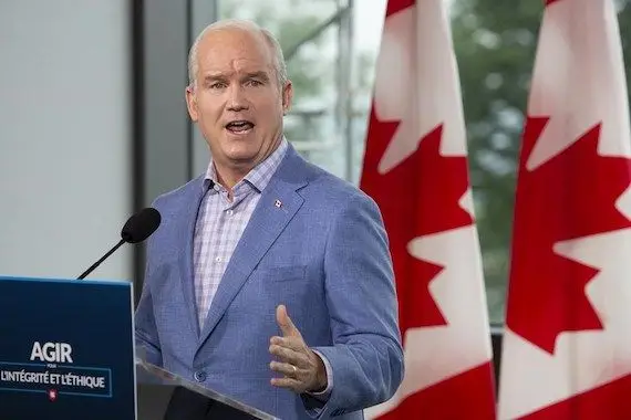 Élections: O’Toole parle de corruption, Trudeau de feux de forêt