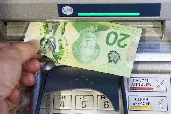 Les Canadiens paient des milliards de frais bancaires en trop