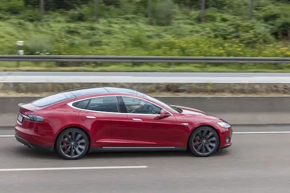 Systèmes d’aide à la conduite: un régulateur interpelle Tesla