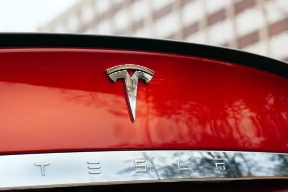 Tesla: livraisons en baisse au premier trimestre, l’action chute