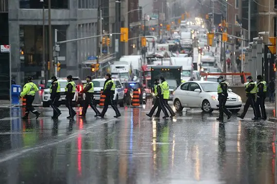 Contestation: la police se déploie dans les rues d’Ottawa