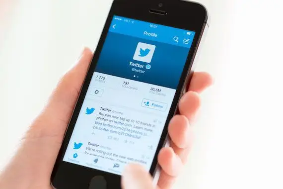 Ukraine: Twitter ajoute un avertissement aux messages trompeurs