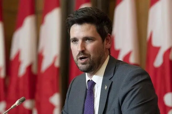 Ottawa nolise trois vols pour amener des Ukrainiens au Canada