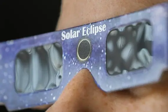 Profiter de l’éclipse sans gâcher sa vue de façon permanente