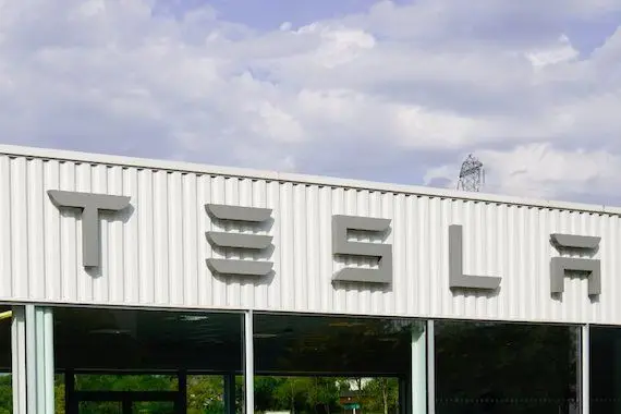Tesla: les premiers camions électriques livrés début décembre