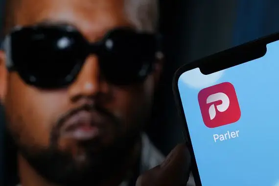 Le réseau social Parler renonce à son rachat par Kanye West