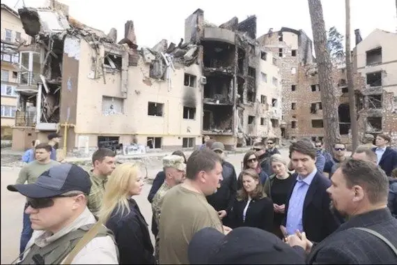 Kyiv: Le premier ministre Trudeau rouvre l’ambassade canadienne
