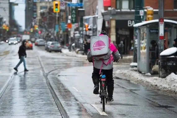 Des ex-livreurs de l’application Foodora se partageront 3,46 M$