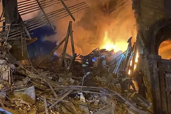 Ukraine: sept roquettes russes frappent un immeuble