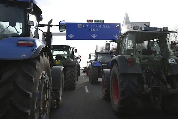 Des agriculteurs ont bloqué les grands axes routiers à Paris