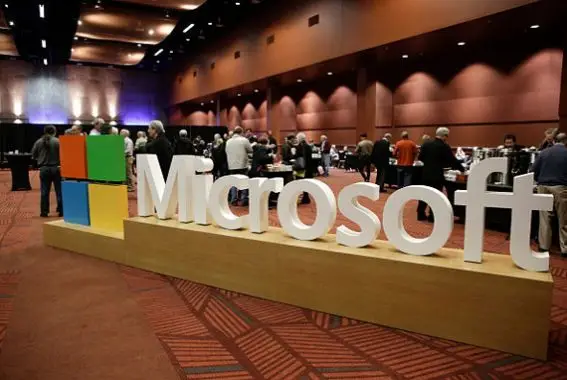 Microsoft rouvre des bureaux, misant sur le travail hybride