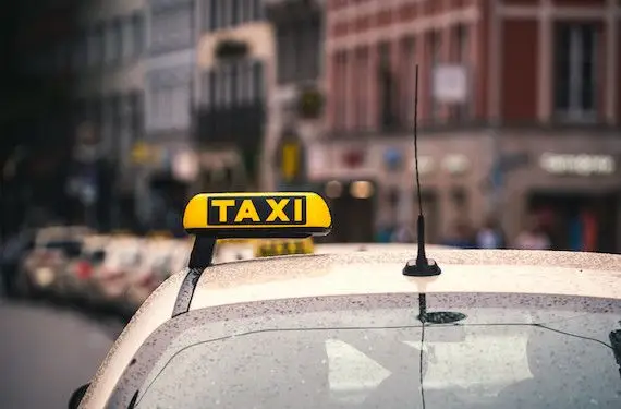 Australie: Uber condamné à verser 241M$ de compensation aux taxis
