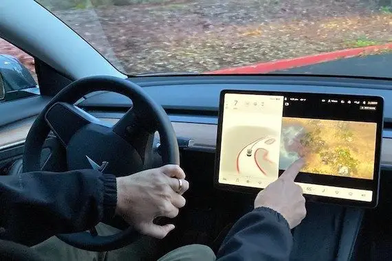 Tesla: les conducteurs peuvent jouer à des jeux vidéo en roulant