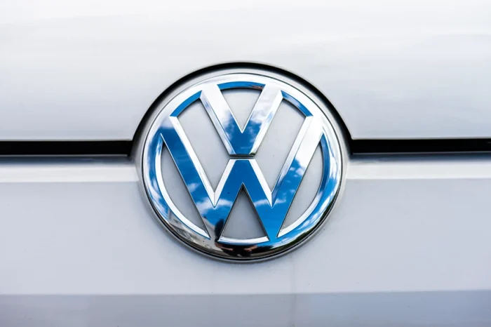 Crise du secteur automobile: Volkswagen abaisse ses objectifs annuels