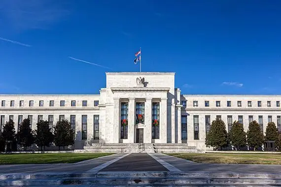 É.-U.: la Fed répètent que les taux resteront élevés