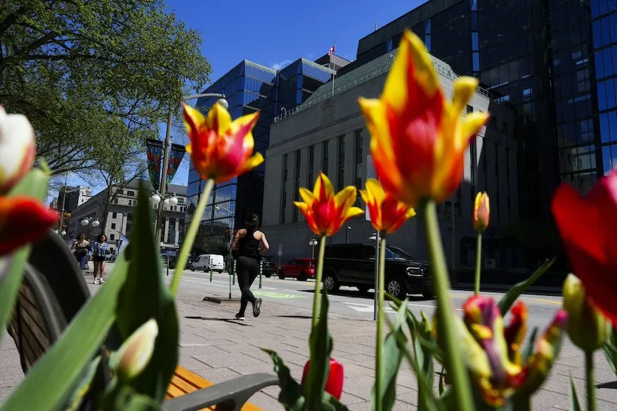 La Banque du Canada a envisagé d’attendre à juillet pour réduire son taux directeur
