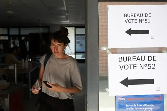 Législatives: les Français votent en masse pour un scrutin historique
