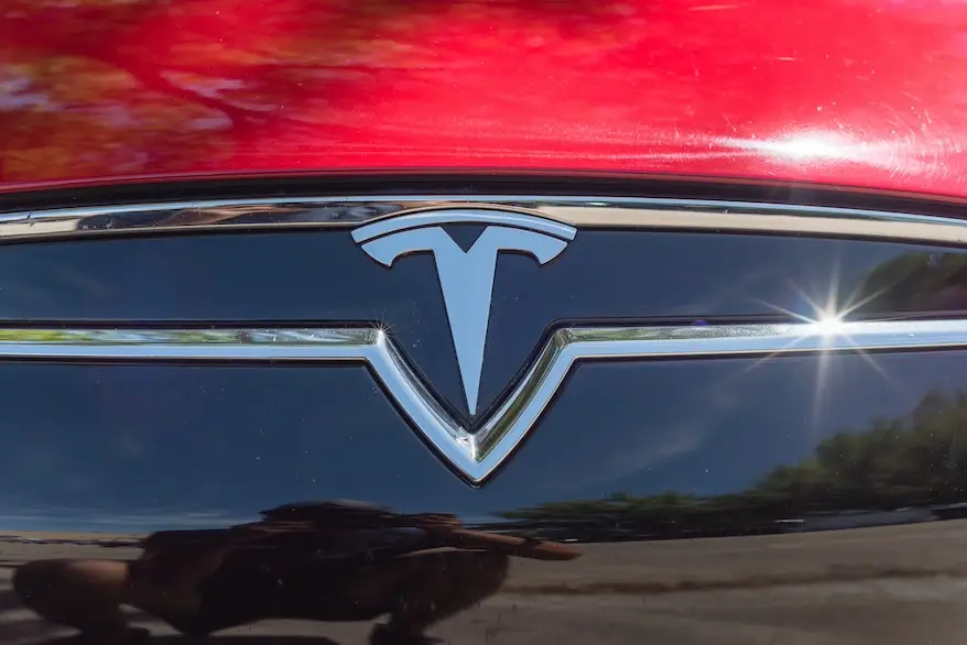 Musk confirme le retard du robotaxi de Tesla, pour un changement du design