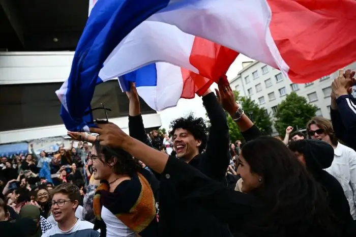 Ferveur de la gauche, colère du RN: Macron appelle à «la prudence»
