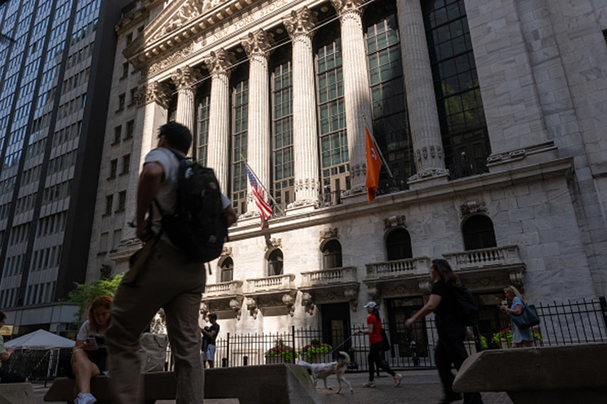 Bourse: Wall Street ouvre en hausse pour commencer un nouveau semestre