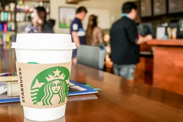 Starbucks change de patron pour se donner un coup de fouet revigorant