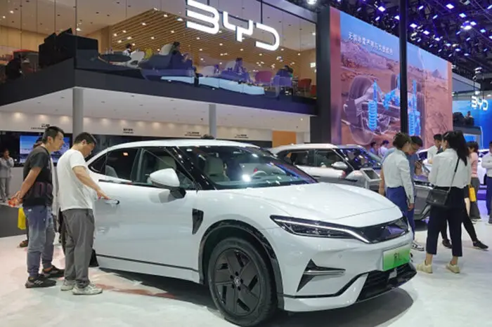 Le géant chinois des voitures électriques BYD affiche des ventes en hausse au 3T, dépassant Tesla