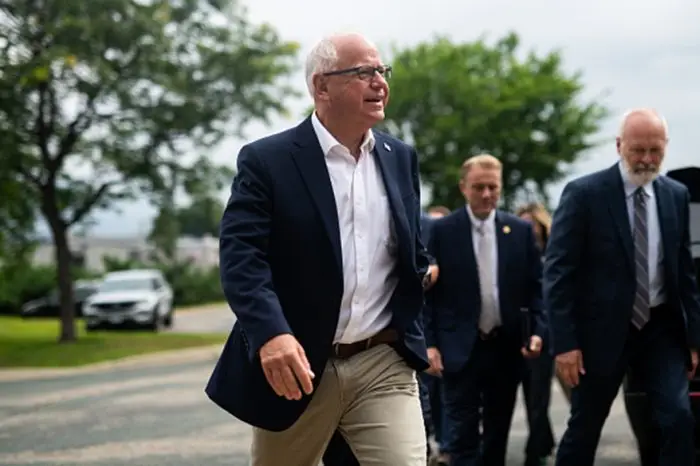 Qui est Tim Walz, le bras droit de Kamala Harris?