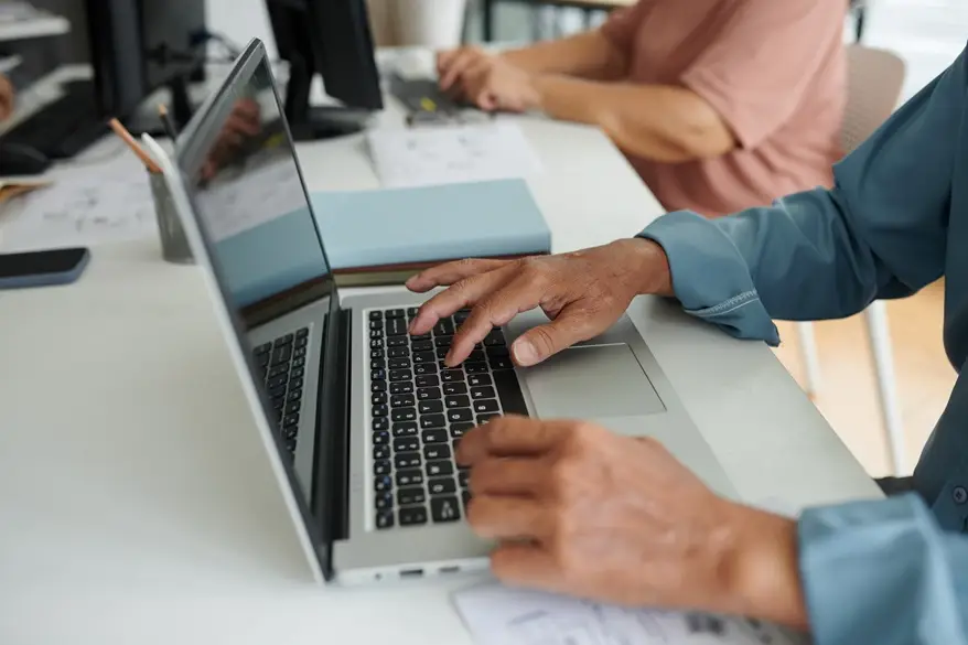 Les entreprises surveillent peu le recours à l’IA générative