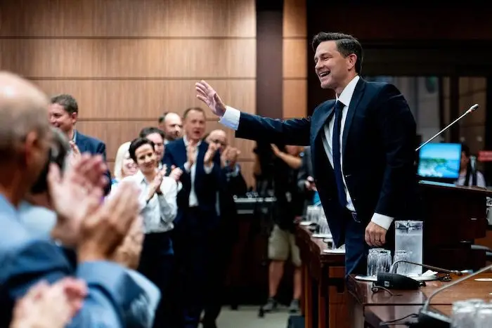 La taxe carbone est «une menace existentielle» à l’économie canadienne, dit Poilievre