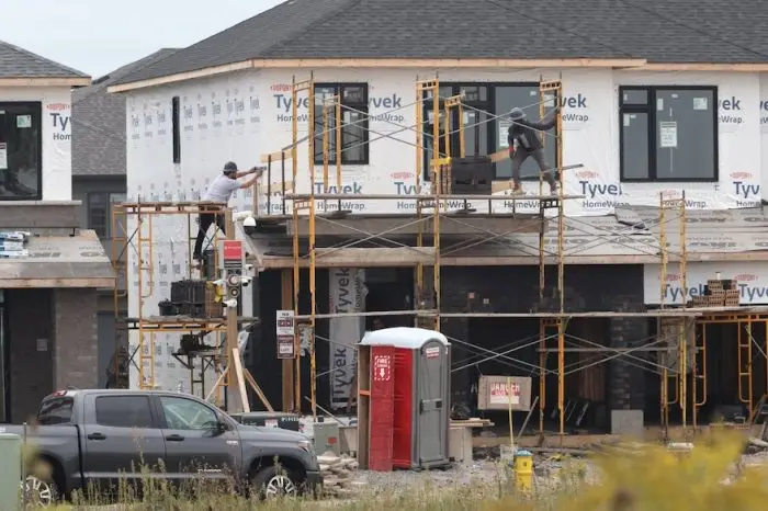 Le plan fédéral en matière de construction de logements sera confronté à des embûches