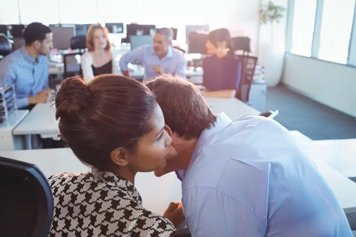 Amour et travail, une fausse bonne idée?