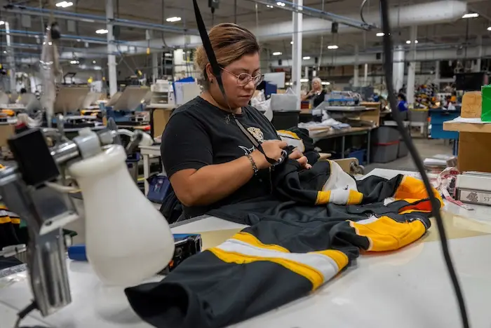 Au cœur de la petite usine québécoise qui confectionne les maillots de la LNH