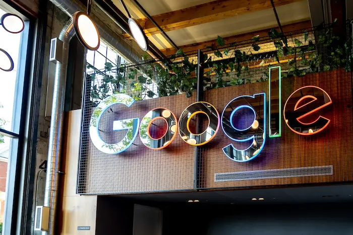 Google: l’obligation d’autoriser d’autres boutiques d’applications suspendue