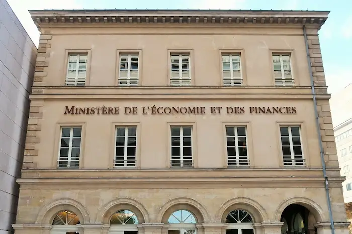 Fitch maintient la note de la France, mais la place sous perspective négative