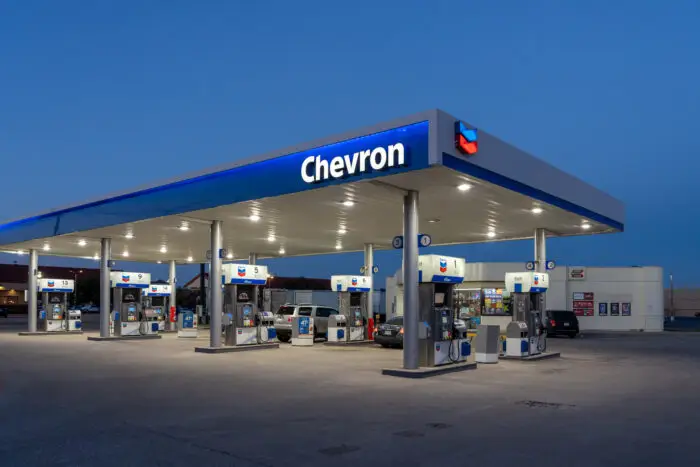 Chevron dépasse les attentes au 3T, malgré un recul sur un an