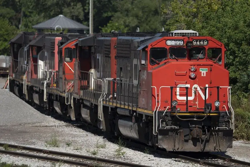 Des techniciens, grutiers et autres membres au CN votent pour un mandat de grève