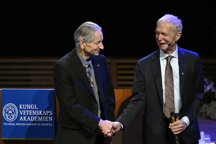 Le Nobel de physique remis au pionnier de l’intelligence artificielle Geoffrey Hinton